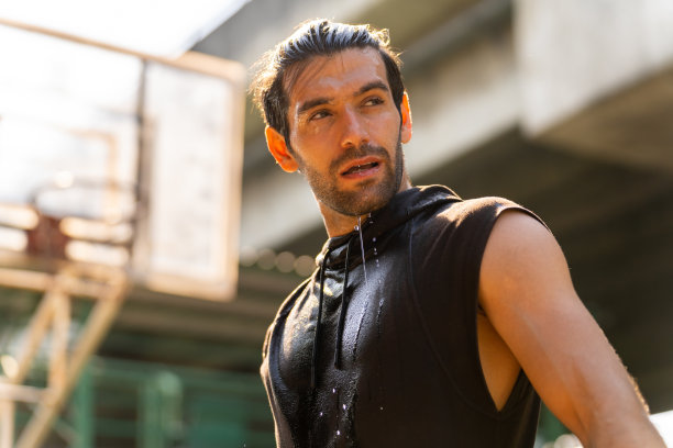 白人运动员在户外场地打街球后正在降温的肖像。图片下载