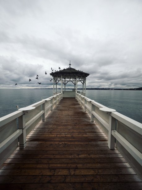 在奥地利博登塞布雷根茨的康斯坦茨湖，湖边海滨游憩亭在木墩高跷上升高图片下载