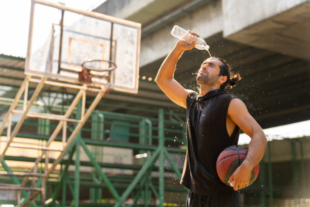 白人运动员在室外场地打街球后正在降温。图片下载