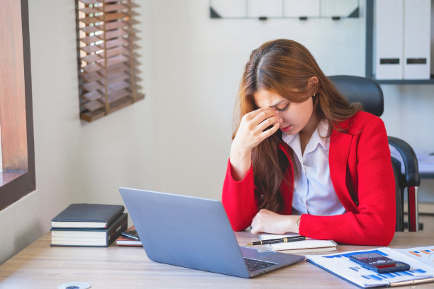 概念倦怠综合症。职场女性工作不舒服。这是由于工作不成功积累的压力和休息时间过少造成的。向精神病专家咨询。图片下载