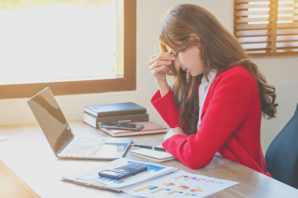 概念倦怠综合症。职场女性工作不舒服。这是由于工作不成功积累的压力和休息时间过少造成的。向精神病专家咨询。图片下载