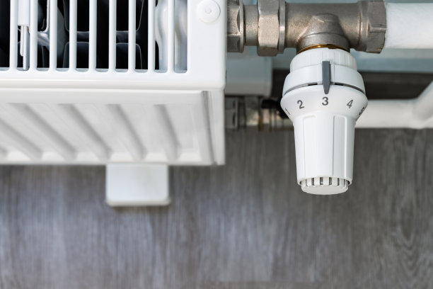 带温度控制旋钮的暖气片。图片下载