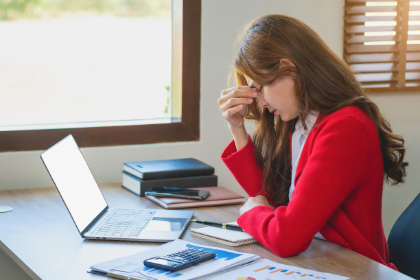 概念倦怠综合症。职场女性工作不舒服。这是由于工作不成功积累的压力和休息时间过少造成的。向精神病专家咨询。图片下载