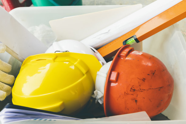 顶视图头盔与测量工具等塑料篮，建筑概念。图片下载