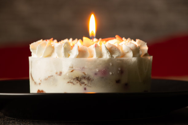 生日蛋糕摆在家里桌上，节日过生日图片下载