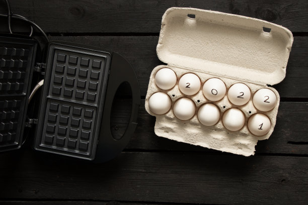 盒子里有鸡蛋，鸡蛋和华夫饼上有2022年的文字，2022年新年快乐，桌上有鸡蛋，2021年图片下载