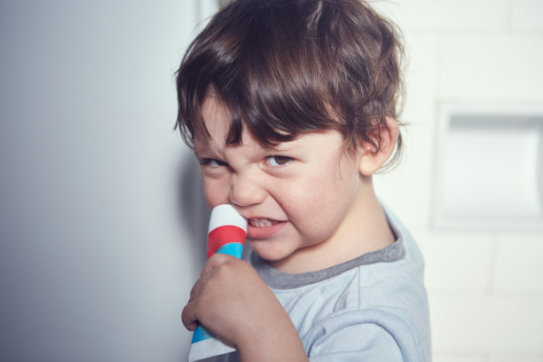 拿着牙膏的男孩图片下载