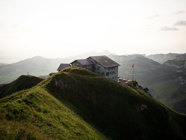 Berggasthaus Schaefler山小屋山顶的Schafler Altenalptuerme山脊瑞士阿彭策尔图片下载