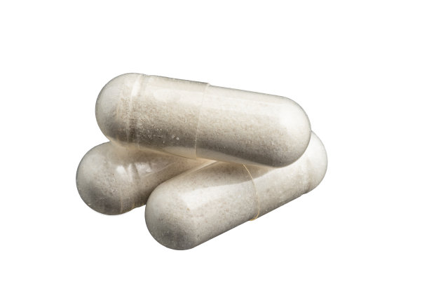 白色背景上隔离的白色治疗胶囊或药丸，医学和保健概念，特写视图图片下载