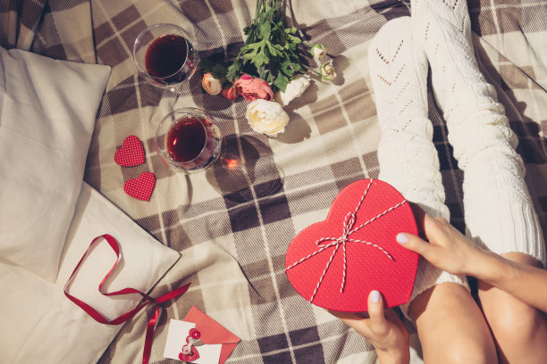 情人节平躺图片下载