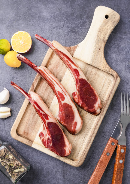新鲜美味的战斧羊排图片下载