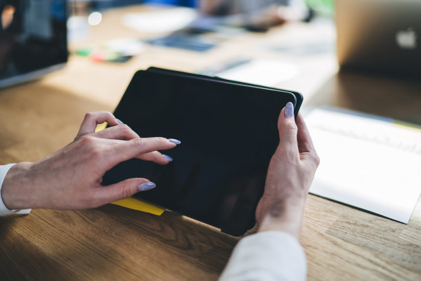 女性在工作场所使用平板电脑图片下载