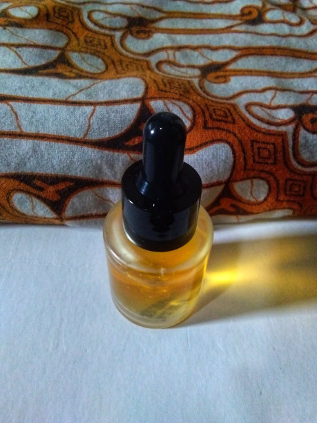 一种适用于男性或女性的面部保湿产品，以光滑和白皮肤图片下载