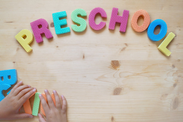 幼儿园用孩子的手在桌子上签名图片下载