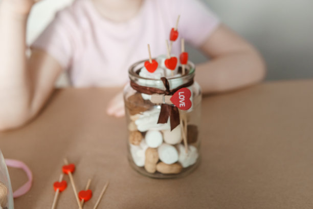 孩子们的手为情人节收集甜蜜的礼物。节日礼物，一段视频博客。图片下载