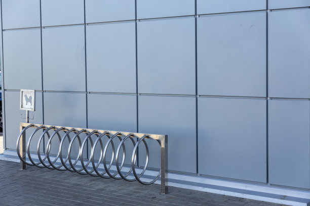 商店前面空出的自行车停车位。图片下载