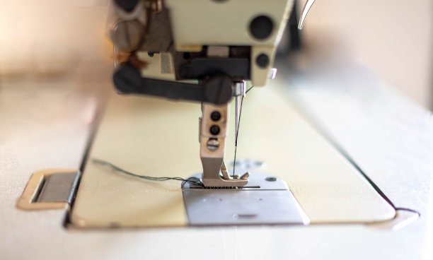 复古风格的旧缝纫机的缝纫机和线项目特写。图片下载