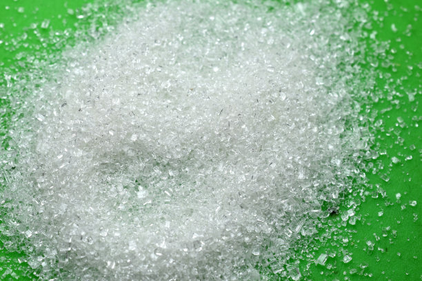 糖晶散落在桌上。图片下载