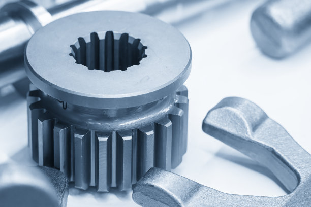 浅蓝色场景中变速箱备件的特写场景。图片下载