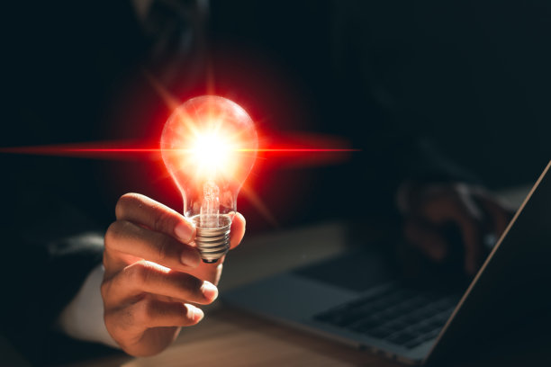 商人的灯泡闪闪发光。概念的想法，提出新的想法伟大的灵感和创新新的开始。图片下载