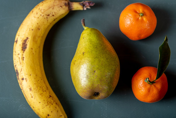 绿色背景上的水果。图片下载