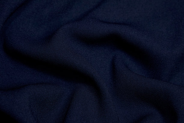 黑色织物背景。黑布波浪背景纹理。黑布布纺织材料。图片下载