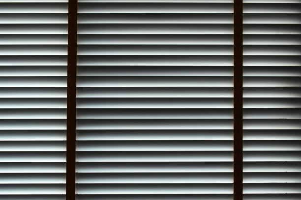 白色的百叶窗窗帘放在窗户上，室内设计图片下载