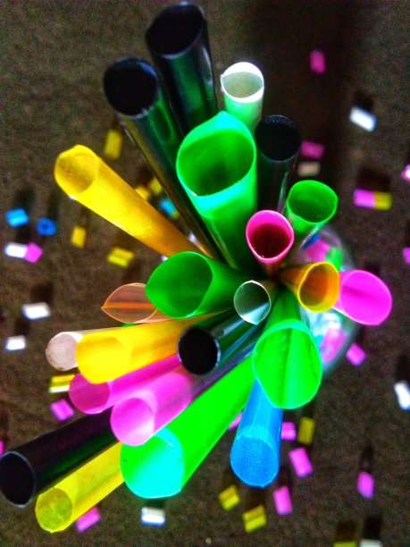 一个由彩色吸管制成的概念图片下载
