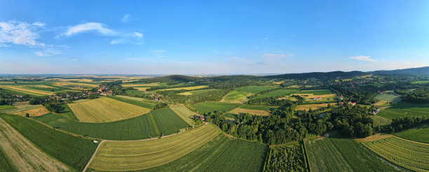 乡村地区的鸟瞰图，有村庄和山脉图片下载