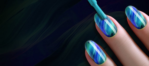 美丽的女性双手与蓝色美甲和指甲油刷图片下载