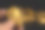 一个矿工的手拿着一块从矿里挖出来的纯金，在黑色背景上仔细检查。图片下载