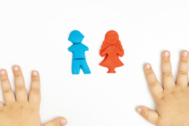 婴儿的手和人的形状由彩色橡皮泥在白色。幸福有爱的家庭理念。图片下载