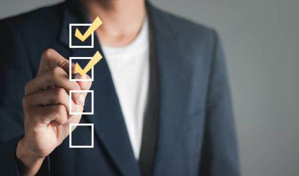 检查表的概念。商人在复选框上检查标记，复制空间。图片下载