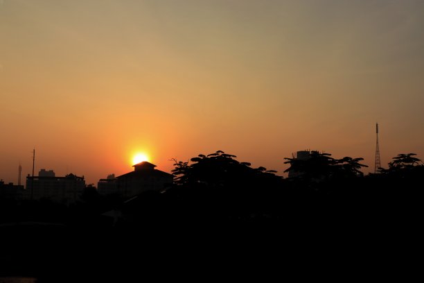 早晨，红色的天空有太阳和建筑。图片下载