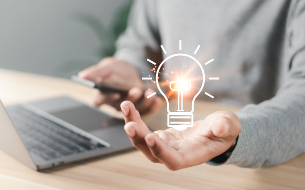商人的灯泡图标闪闪发光。概念的想法，提出新的想法伟大的灵感和创新新的开始。图片下载