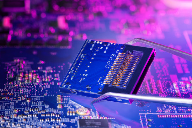 在霓虹灯的背景下，一只手拿着CPU。图片下载