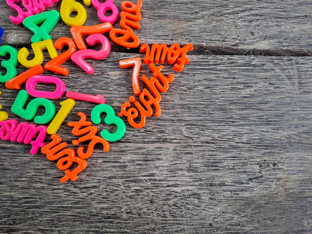 彩色数字塑料玩具在木桌上。儿童学习数字的概念与儿童教育图片下载