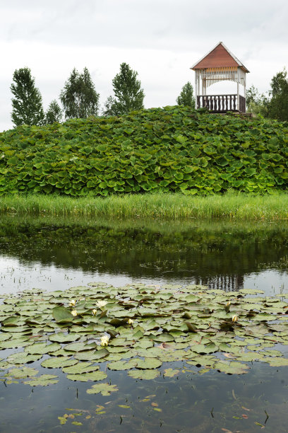 公园附近的圣安妮天主教堂在莫萨尔村，白俄罗斯图片下载