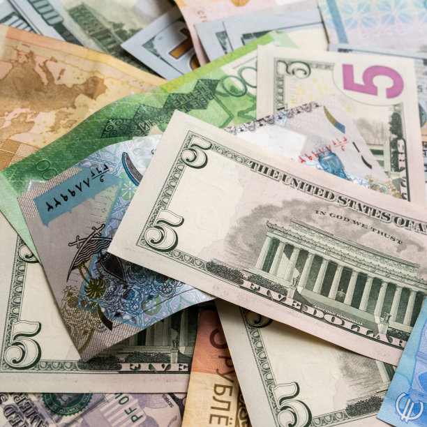 背景来自不同的纸币美元，欧元，卢布，白俄罗斯卢布和其他货币。图片下载