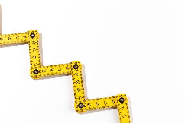 白色背景上的木匠尺子图片下载