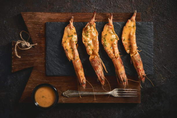 黑色天然石板上的蝴蝶虾 - 顶部视图图片下载