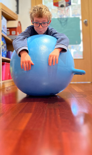 孩子在玩一个巨大的弹跳球图片下载