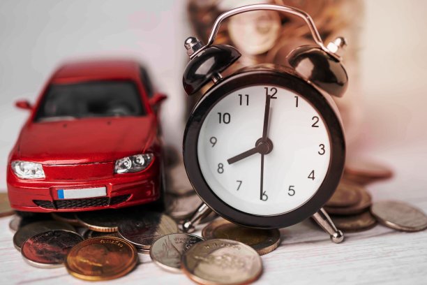 汽车和闹钟关于硬币，汽车贷款，金融，储蓄，保险和租赁时间的概念。图片下载
