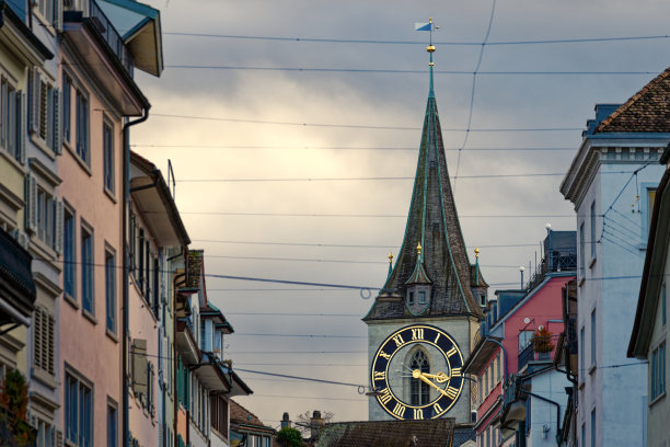 Alley named Rennweg at the old town of City of Zürich with tower of St. Peter church on a cloudy winter day.图片下载