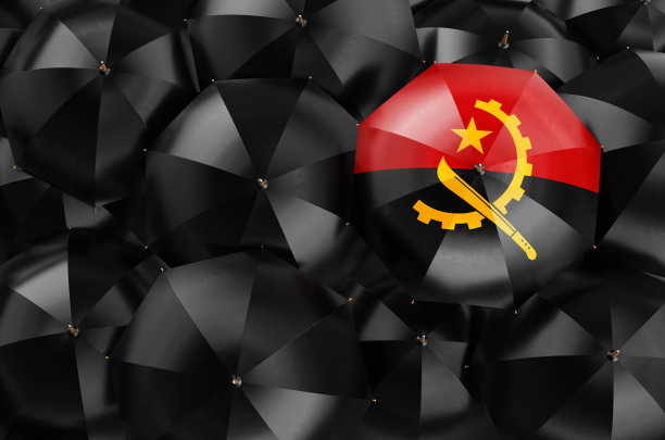 黑色雨伞中带有安哥拉国旗的雨伞，3D渲染图片下载