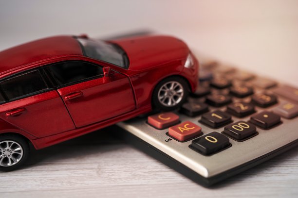 汽车计算器，汽车贷款，金融，储蓄，保险和租赁时间的概念。图片下载