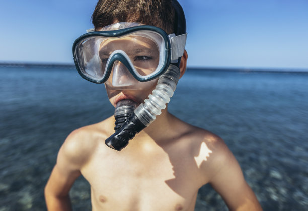一个带着水肺面具的微笑小男孩的肖像在海边图片下载