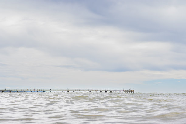 美丽的瓦尔贝格和法尔肯贝格市与它的海岸线在瑞典，欧洲图片下载