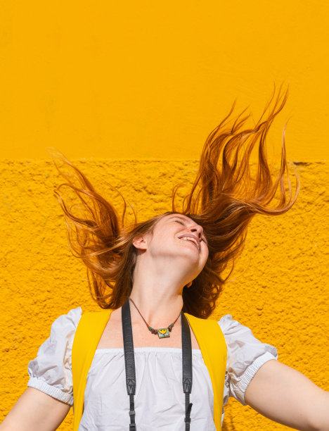 红发女孩，头发飞扬图片下载