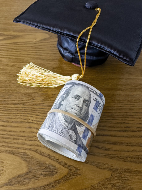 节省学费，学位帽和100美元图片下载